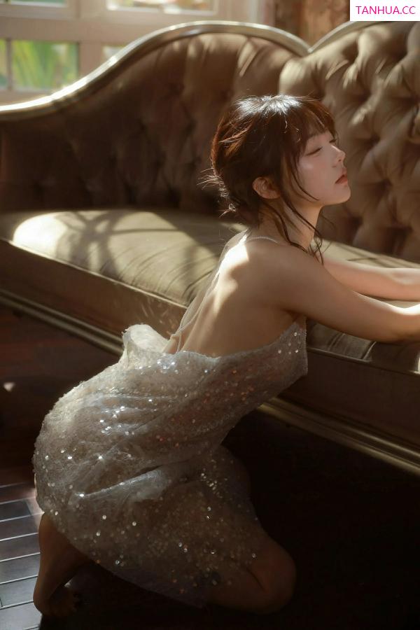 佘贝拉  [XiuRen]高清写真图 2025.09.24 No.10799 佘贝拉Bella 连衣短裙第10张图片